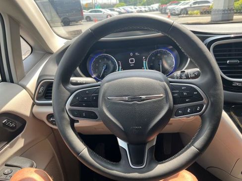 Used 2023 Chrysler Pacifica Touring-L image 25