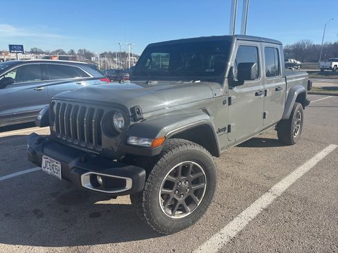Used 2020 Jeep Gladiator Sport image 2