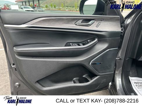 Used 2021 Jeep Grand Cherokee L Overland w/ Luxury Tech Group IV AWD/4WD image 25