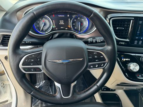 Used 2017 Chrysler Pacifica Touring-L Plus image 23