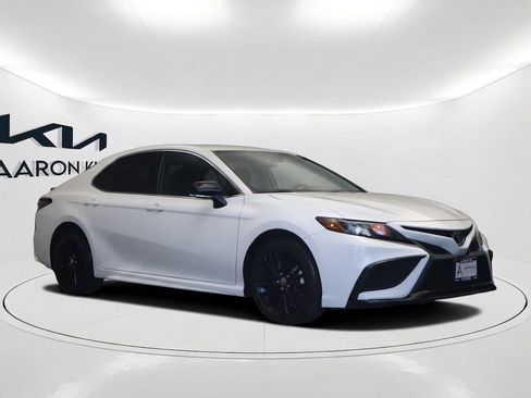 Used 2021 Toyota Camry SE w/ Carpet Mat Package (TMS) FWD image 3