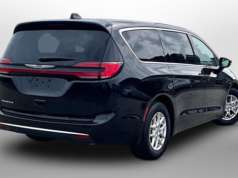 Used 2024 Chrysler Pacifica Touring-L FWD image 11