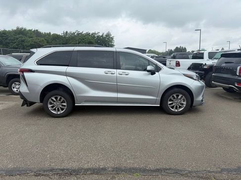 Used 2022 Toyota Sienna XLE FWD image 5