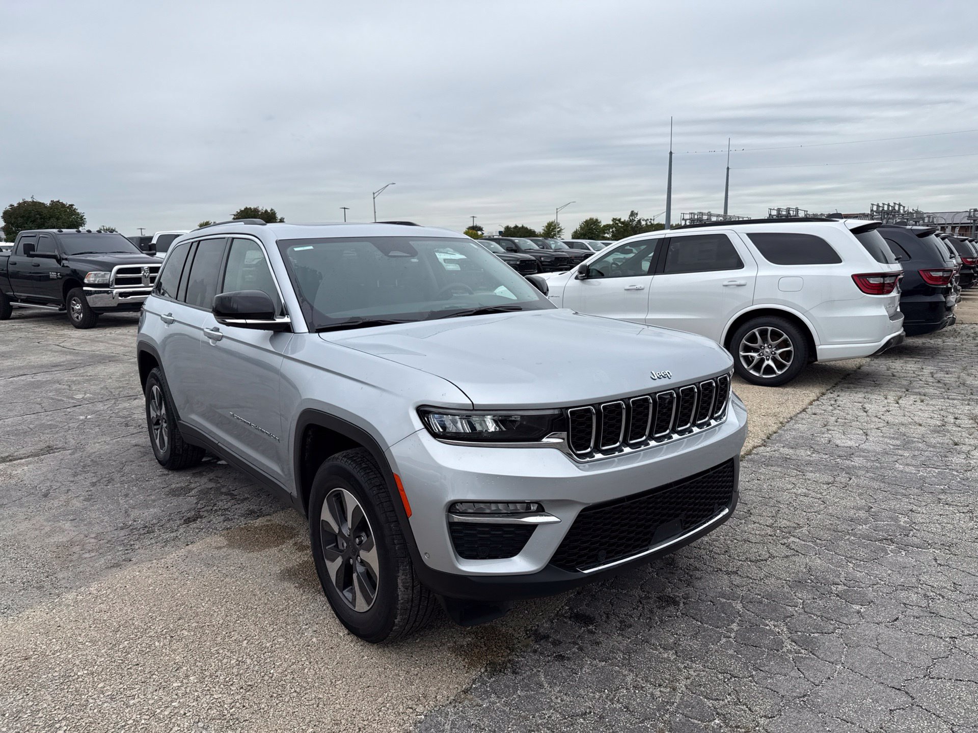 Used 2022 Jeep Grand Cherokee Limited 4xe w/ Luxury Tech Group II AWD/4WD image 4