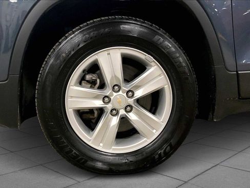 Used 2022 Chevrolet Trax LT w/ LT Convenience Package image 7