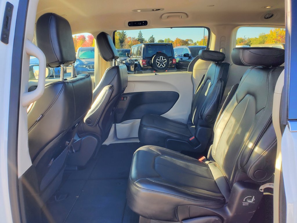 Used 2023 Chrysler Pacifica Touring-L FWD image 9