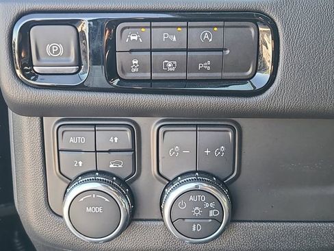 Used 2025 GMC Yukon XL Denali AWD/4WD image 23