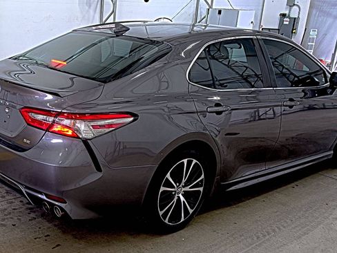 Used 2019 Toyota Camry SE FWD image 4