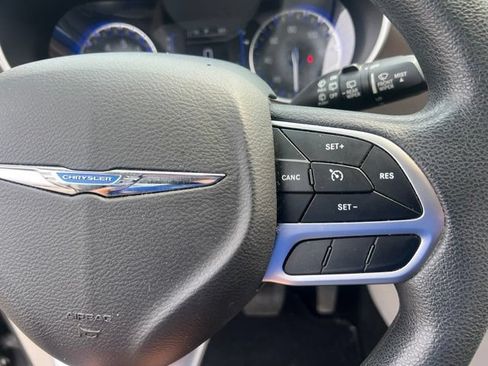 Used 2018 Chrysler Pacifica LX FWD image 20