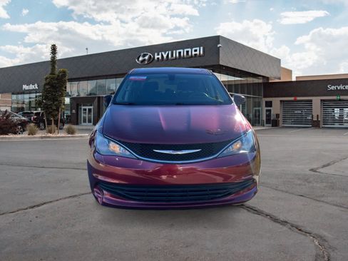Used 2017 Chrysler Pacifica Touring image 8
