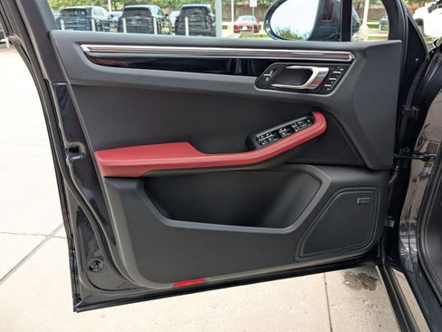 Used 2025 Porsche Macan image 13