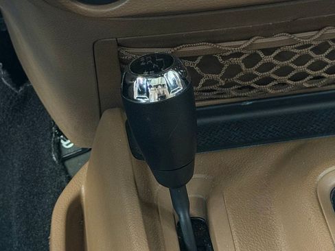 Used 2016 Jeep Wrangler Unlimited Sahara w/ Connectivity Group AWD/4WD image 18