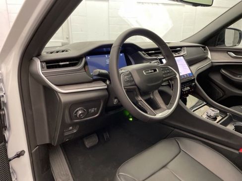 New 2025 Jeep Grand Cherokee Limited w/ Luxury Tech Group II image 16