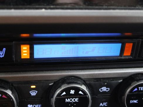 Used 2016 Toyota Tacoma Limited image 31