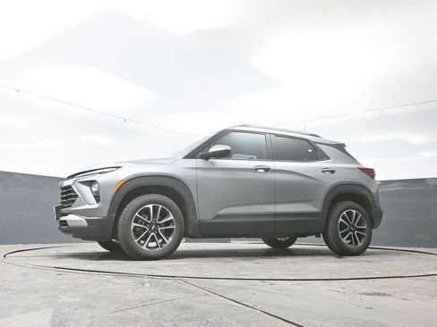 Used 2025 Chevrolet TrailBlazer LT w/ Driver Confidence Package image 29