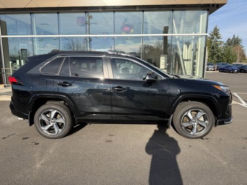 Used 2024 Toyota RAV4 SE image 8