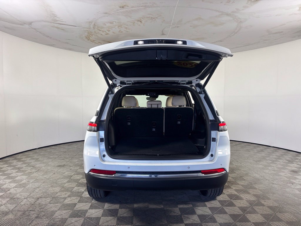Used 2024 Jeep Grand Cherokee Limited RWD image 16
