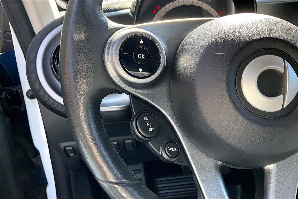 Used 2016 smart fortwo Prime RWD image 11