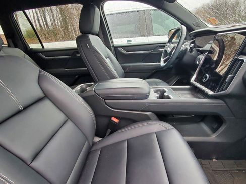 Used 2024 GMC Acadia Elevation image 4