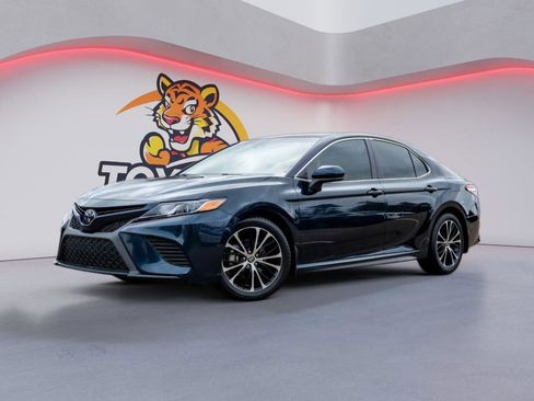 Used 2020 Toyota Camry SE image 1