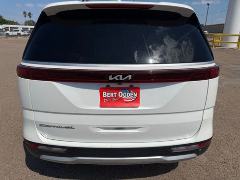 Used 2022 Kia Carnival EX FWD image 4