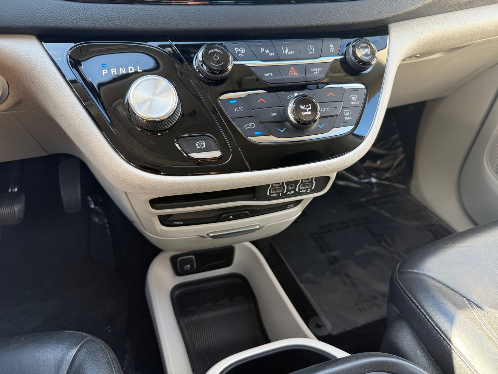 Used 2022 Chrysler Pacifica Touring-L w/ Uconnect Theater Family Group FWD image 13