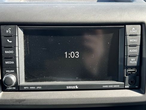 Used 2010 Volkswagen Routan SE image 3