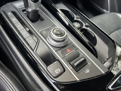 Used 2018 Maserati Levante GranSport image 32