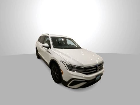Used 2024 Volkswagen Tiguan SE image 2