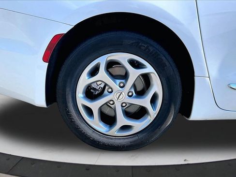 Certified 2023 Chrysler Pacifica Limited FWD image 37