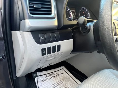 Used 2019 Toyota Highlander LE AWD/4WD image 14