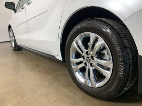 Used 2024 Toyota Sienna Platinum image 17