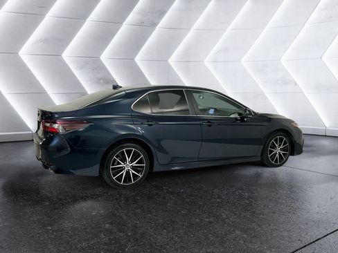 Used 2021 Toyota Camry SE image 4