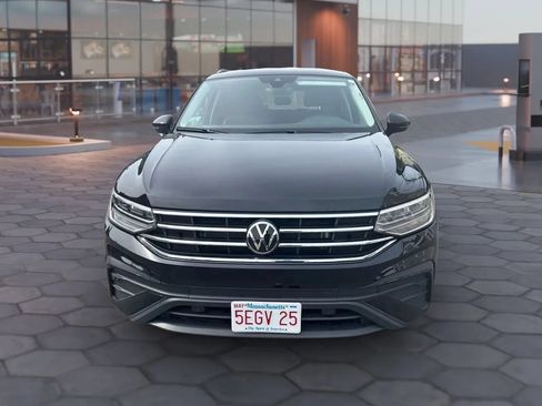 Used 2024 Volkswagen Tiguan SE FWD image 1