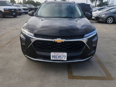 Used 2025 Chevrolet Trax LT FWD image 1