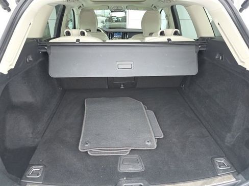 Used 2023 Volvo XC60 B5 Plus image 15