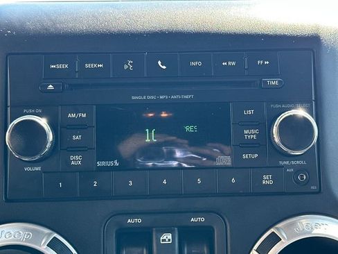 Used 2017 Jeep Wrangler Unlimited Sahara w/ Connectivity Group AWD/4WD image 30