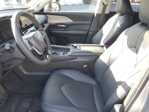 Used 2024 Toyota Grand Highlander Limited image 18