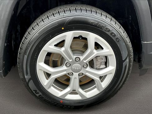 Used 2024 Jeep Compass Latitude image 34