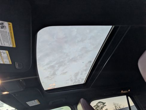 Used 2022 Ford Expedition Limited image 17