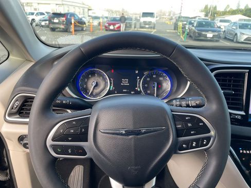 Used 2024 Chrysler Pacifica Touring-L image 30