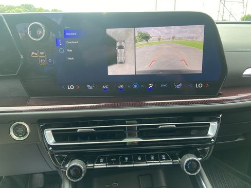 Used 2025 Chevrolet Traverse Z71 w/ Enhanced Driving Package AWD/4WD image 28