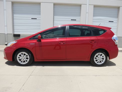 Used 2014 Toyota Prius V Two FWD image 3