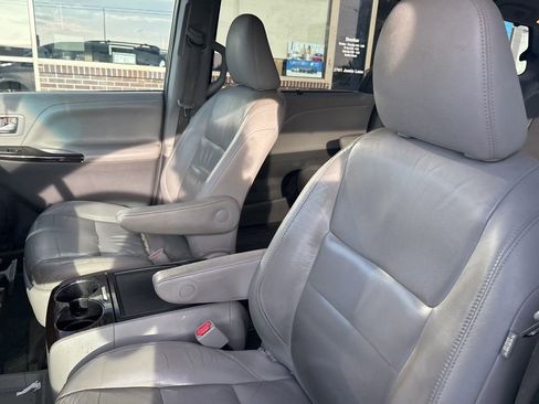Used 2015 Toyota Sienna XLE Premium FWD image 11