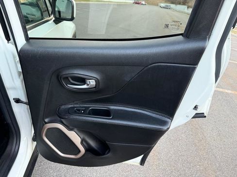 Used 2016 Jeep Renegade Latitude image 16