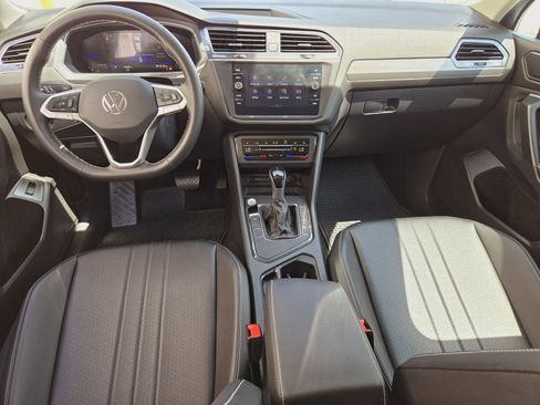 Used 2024 Volkswagen Tiguan SE FWD image 8
