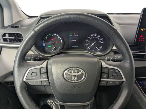 Used 2024 Toyota Sienna XLE FWD image 17