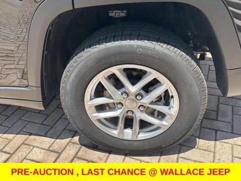 Used 2025 Jeep Grand Cherokee Laredo X RWD image 9