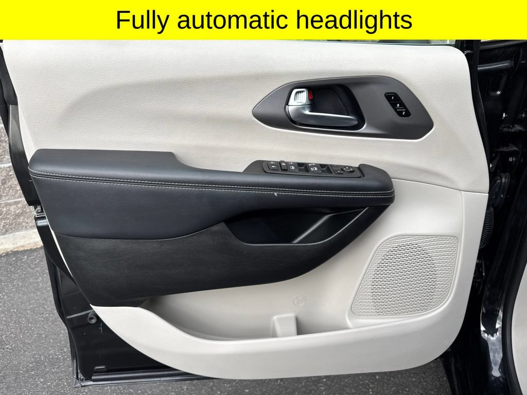 Used 2023 Chrysler Pacifica Touring-L FWD image 14