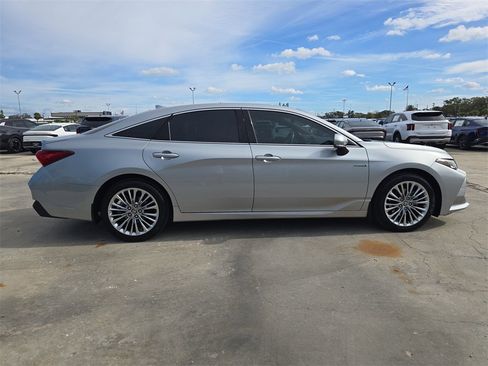 Used 2021 Toyota Avalon Limited image 9